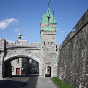 porte sous les remparts