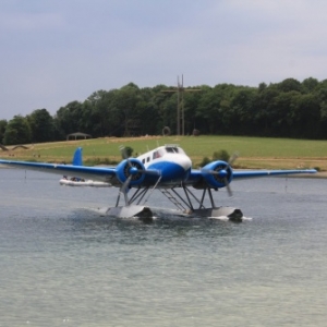 Un hydravion destiné à Pairi Daiza amerit sur Le Lac de l’Eau d’Heure