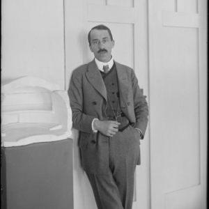 Henry van de Velde in zijn atelier in de Groothertogelijke Saksische School voor Kunstambachten in Weimar, 1908, Foto Louis Held, Weimar, © Fonds Henry van de Velde, ENSAV – La Cambre, Brussel