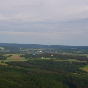 vers lesterny en montgolfiere