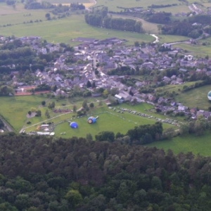 vers lesterny en montgolfiere