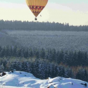 Saint-Valentin magique: vol en montgolfière dans la neige