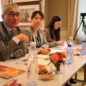 TAN Shu, Directeur du "Centre Culturel de la Chine" / ZHAO Xiaolei, Representante du "Shanghai Eastday Net" / TAN Xuan, "Deputy General Manager" d "Atlas Intlernational" (c) Laszlo Arany