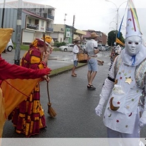 En rue, "je farin", en blanc, et "balayeuse" (c) "annickmaguyane" (illustration hors exposition)