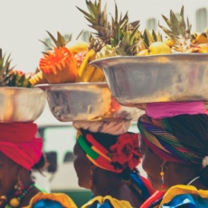 Carthagene des Indes, ses tenues traditionnelles et ses fruits tropicaux