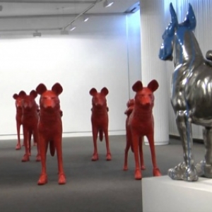 En 2011, les animaux porteurs d une gourde d eau, crees par William Sweetlove, exposes a la "Maison de la Culture de la Province de Namur"