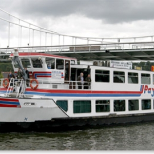 Le Bateau "Au Pays de Liege" devant la Passerelle piétonne