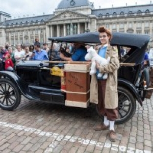 Dans la Realite : La "Ford T" devant le Palais Royal