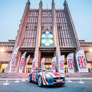 Une "Jaguar" devant le "Palais 5"