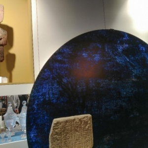 Fragment egyptien, statue precolombienne et oeuvre contemporaire (c) Joel Jacob / "Espace Virga"