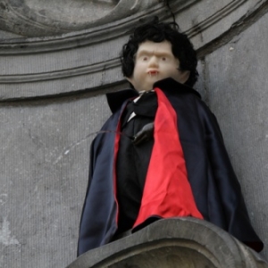 "Manneken Piss" devenant "Dracula"
