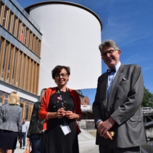 La directrice du Service de la Culture, Bernadette Bonnier, et l architecte, Philippe Samyn