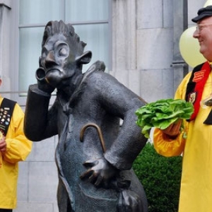 Sur la Place d Armes, a l occasion du 13e Chapitre de la "Confrerie du Peket et de ses Escargots"