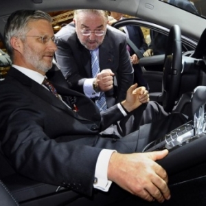 SAR le Roi Philippe, au volant d une "Porsche Panamera" (c) Benoit Doppagne/"AFP"