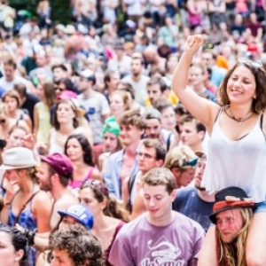 (c) "Elle" (c) "Elle"