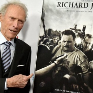Clint Eastwood et l'affiche de son dernier film : "Richard Jewell"