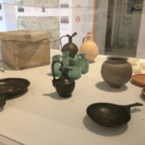 Selection d objets funeraires trouves par des archeologues (c) "EdA"