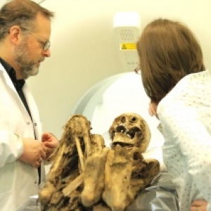 Serge Lemaitre et Caroline Tillieux aux Cliniques Universitaires Saint-Luc (c) "Panoramique Terre Productions"