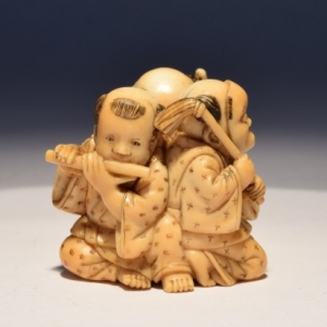 "Netsuke" en ivoire, sculpte par Tomomasa, au XVIIe siecle (c) "Nohara Japanese Art"