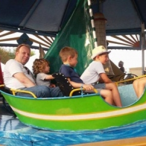 Le manege des bateaux, present depuis la 1ere edition, attirant les enfants de tous ages