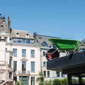 "Brouette", la brouette geante face a l arriere de l Hotel de Ville (c) "L Avenir"