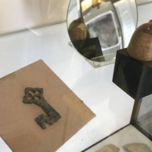 La Clef en bronze (c) (c) Hughes Van Peel/"RTBF" La Clef en bronze (c) (c) Hughes Van Peel/"RTBF"