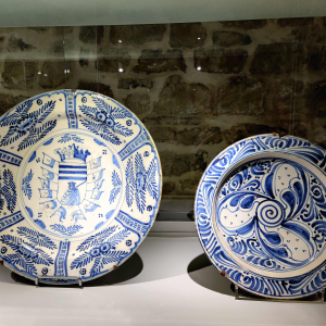 Grand plat hispano-mauresque & assiette espagnole en faïence © « Musée de la Tour d’Anhaive »