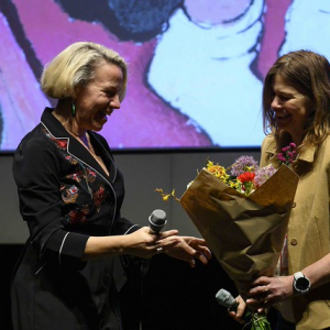 Stéphanie Coerten fleurie par Dominique Seutin © Photo : Renaud Fang/« Folioscope »