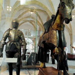 Au 1er etage, l armure et le cheval naturalise de l Archiduc Albert (1559-1621)  (c) "Le Soir"/2008