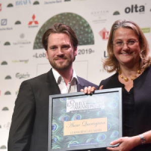 Anne Querinjean recevant son Prix de "Leader Béwé de l’Année"