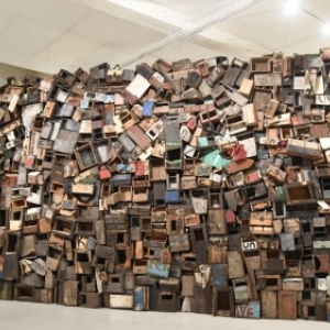 Un etonant mur constitue de centaines de boites, qui etaient utilisees par des cireurs de chaussures