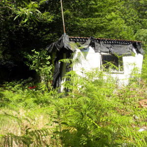 Abris de Jean-Marie Massou, au cœur des bois de Marminiac © Photo / J.-L.G./"DDM"
