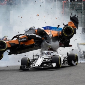 Rencontre entre Fernando Alonso et Charles Leclerc, sur le circuit de Spa-Francorchamps (c) John Thys