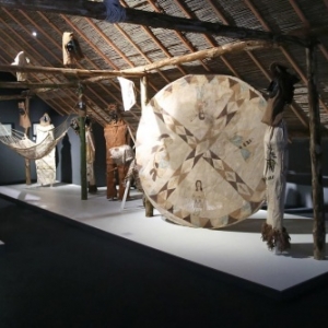 Dans la Salle de Fete Ticuna, au "MICM"/Photo : Jacques Baudoux