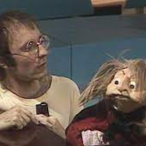 Avec la marionnette "Malvira", dans "Lollipod" © "RTBF"/1978