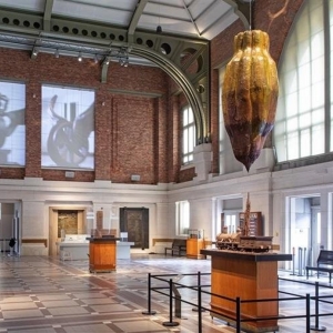 Salle des guichets : une cabosse de cacaoyer et une loco scuptées en chococolat © Ph. : « Train World »