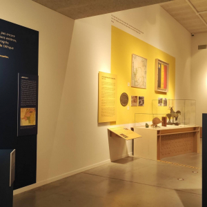 Buste de léopold II faisant face à celui de Paul Panda Farnana © Ville de Mons