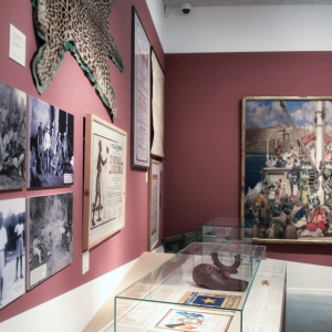 La peau de Léopard (coll. Pierre Bracaval) en haut, à gauche © Ph. : O. Tlr/Ville de Mons