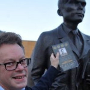  Sir John Dermot Turing et une Statue de son Pere