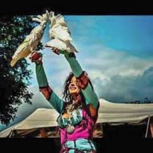 (c) "Elodie, la Dame aux Perroquets"