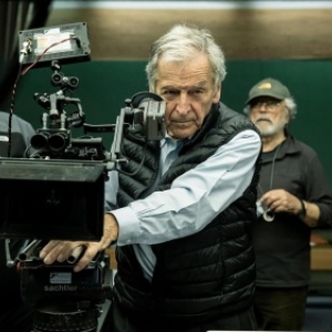 Soiree de Cloture : Costa-Gravas, en 2019, pendant le tournage d "Adults in the Room" (c) D.R./"Le Soir"