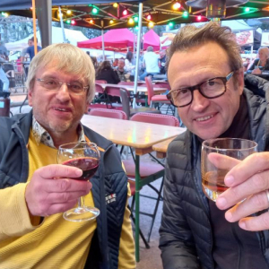 Avec Pierre Luthers (à gauche), l’organisateur, consul de la Barronie de Liège des « Costes du Rhône »
