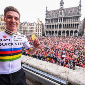 Sur le balcon de l'Hôtel de Ville © Photo : Jasper Jacobs/"AFP"/"Belga"
