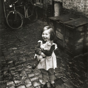« Filllette au Chat » (Jean-Philippe Charbonnier »/1958-1959) © « La Piscine »