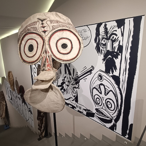 Scénographie : Masques ethnographiques, en bois & fibres, longeant l’escalier © « Cong S.A. »