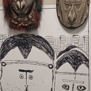 Scénographie : 2 Masques ethnograophiques, en bois & fibres © « Cong S.A. »