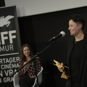 Paloma Sermon-Daï et son « Bayard d’Or du meilleur Film », au « Caméo », à Namur © « Belga/09-10-2020