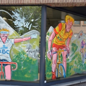 Le Tour De France en peinture sur vitrine 