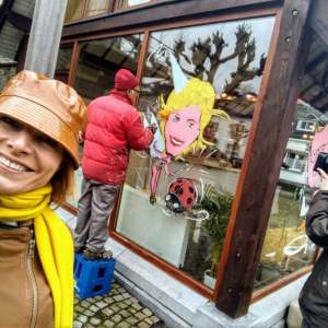 Caricature sur vitrine RTB . Emission TV les Ambassadeurs à Houffalize