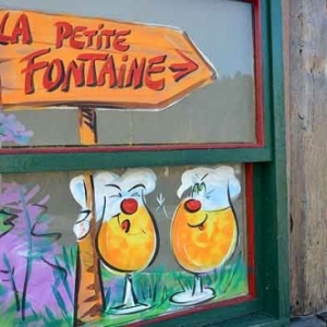 Achouffe peinture sur vitrine printemps
